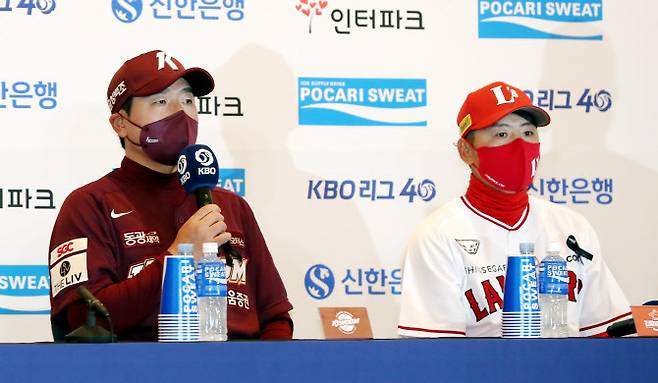 31일 오후 인천시 미추홀구 그랜드오스티엄에서 열린 ‘2022 KBO 한국시리즈 미디어데이’에서 키움 히어로즈 홍원기 감독과 SSG 김원형 감독이 차례로 각오를 밝히고 있다. (사진=연합뉴스)