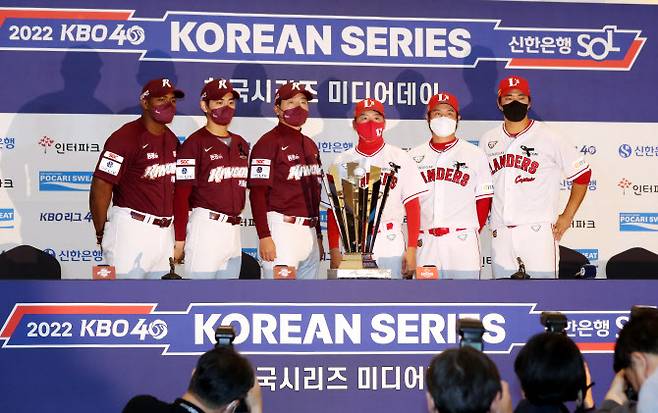 31일 오후 인천시 미추홀구 그랜드오스티엄에서 열린 ‘2022 KBO 한국시리즈 미디어데이’에서 키움 히어로즈 외야수 야시엘 푸이그(왼쪽부터), 외야수 이정후, 홍원기 감독, SSG 랜더스 김원형 감독, 내야수 최정, 외야수 한유섬이 기념촬영을 하고 있다. (사진=연합뉴스)