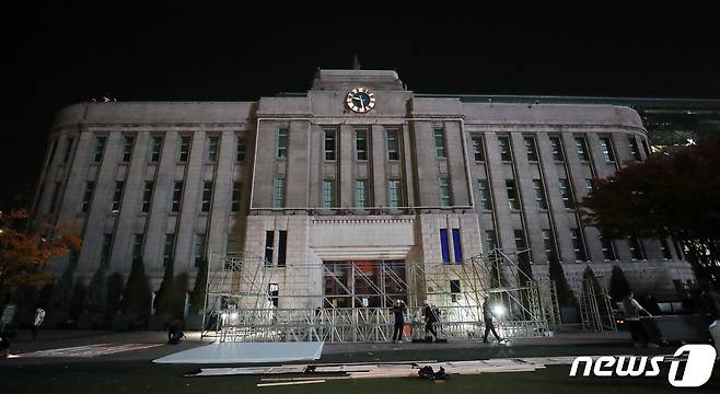 서울시 관계자들이 서울시청 앞 서울광장에 '이태원 참사' 희생자 합동분향소를 설치하고 있다. 2022.10.30/뉴스1 ⓒ News1 박세연 기자