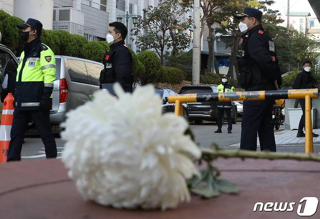 이태원 핼러윈 압사 참사로 사망자가 최소 154명이 발생한 가운데 31일 서울 용산구 순천향대학교서울병원 장례식장에 국화꽃 한 송이가 놓여 있다. 사상자는 순천향대병원과 국립중앙의료원 등 서울 전역의 병원으로 이송됐으며 정부는 사고 경위를 파악 중이다. 2022.10.31/뉴스1 ⓒ News1 신웅수 기자