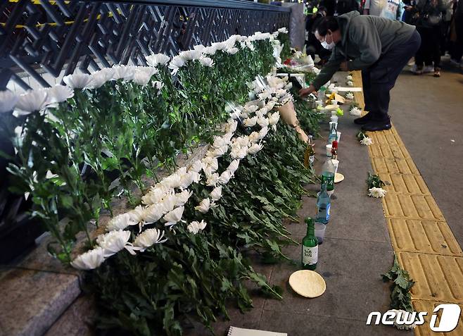 30일 저녁 서울 용산구 이태원 참사 사고 인근에 마련된 추모공간에서 시민들이 조화를 내려놓고 있다. 2022.10.30/뉴스1 ⓒ News1 이동해 기자