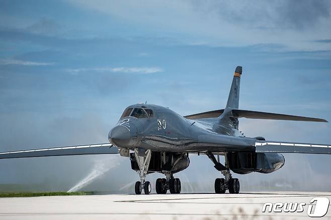 최근 괌 앤더슨 공군기지에 배치된 미국의 B-1B ‘랜서’ 초음속 폭격기 4대 중 일부가 한반도로 날아올 가능성이 커지고 있다. 31일부터 내달 4일까지 실시하는 한미연합공중훈련에 참가할 것이란 관측이 군 안팎에서 흘러나오기 있기 때문으로 B-1B는 고속으로 적진에 침투해 폭탄을 투하하는 데 최적화된 폭격기다. (미 태평양공군 제공) /뉴스1