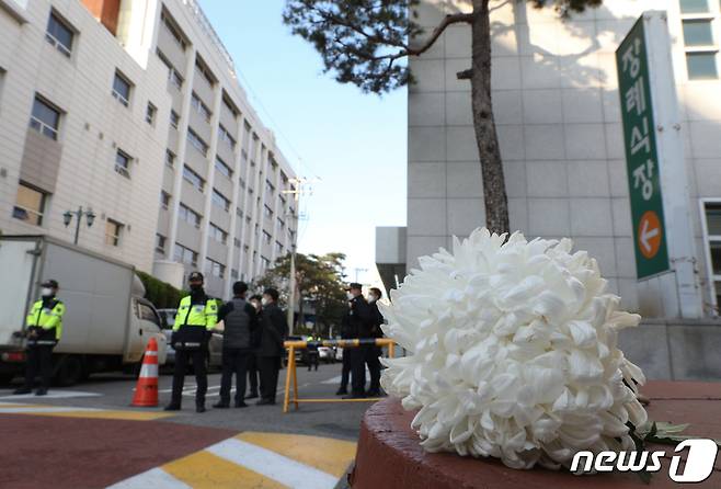 압사 사고로 150여명이 숨진 '이태원 참사'와 관련해 31일 오전 현재 대구시민이거나 관련 있는 희생자는 현재까지 확인되지 않았다. 이태원 참사로 사망자가 최소 154명이 발생한 가운데 31일 서울 용산구 순천향대학교서울병원 장례식장에 국화꽃 한 송이가 놓여 있다. 2022.10.31/뉴스1 ⓒ News1 신웅수 기자