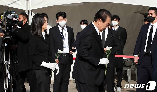 윤석열 대통령과 김건희 여사가 31일 오전 서울광장에 마련된 이태원 사고 사망자 합동분향소를 찾아 조문하고 있다. 2022.10.31/뉴스1 ⓒ News1 박지혜 기자