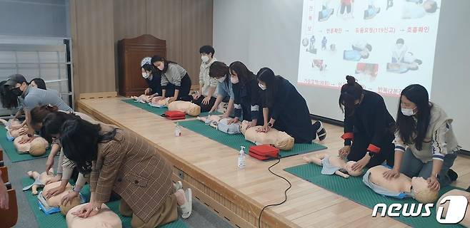 세종시 교직원들이 심폐소생술 실습을 하고 있다. (세종시교육청 제공) / 뉴스1