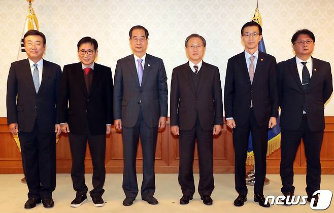 한덕수 국무총리가 28일 오후 서울 종로구 세종대로 정부서울청사에서 열린 규제개혁위원 위촉장 수여식에서 참석자들과 기념촬영을 하고 있다. 왼쪽부터 김종석 민간위원장, 조원동 위원, 한 총리, 박익수 위원, 방문규 국무조정실장, 이정원 국무2차장. 2022.10.28/뉴스1 ⓒ News1 김명섭 기자