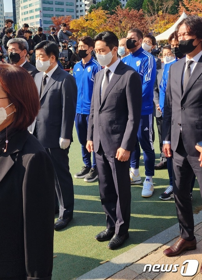 31일 오전 서울광장에 마련된 합동분향소를 찾은 홍명보 울산 현대 감독과 선수단. ⓒ 뉴스1 박동해 기자