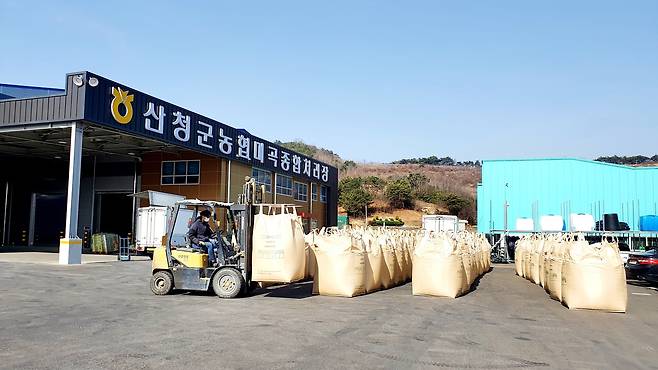 산청군 공공비축미 수매 모습(산청군 제공)