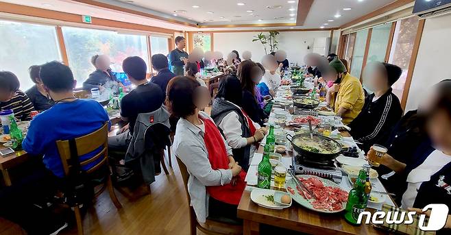 서영석 더불어민주당 의원(부천 정)이 30일 경기 파주시의 한 식당에서 시도의원 및 당직자들과 술을 마시며 점심을 먹고 있다. (독자제공) / 뉴스1