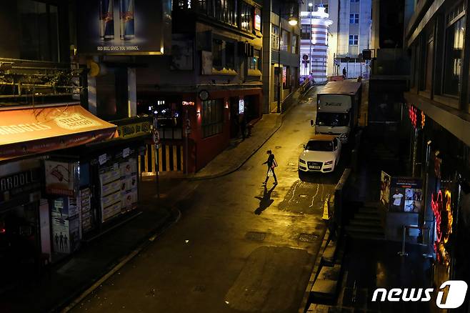 1993년 첫날 홍콩 롼콰이퐁에서는 새해 맞이 행사가 펼쳐졌다. 롼콰이퐁 역시 좁고 긴 경사로가 펼쳐져 있는데, 이곳에서 인파에 밀려 총 21명이 압사로 숨졌다. 희생자 13명은 20세 미만 미성년자였고 총 63명이 부상했다.  해당 사진은 코로나19가 한창일 당시 가게들이 모두 문을 닫은 란콰이퐁의 모습. ⓒ 로이터=뉴스1 ⓒ News1 이서영 기자