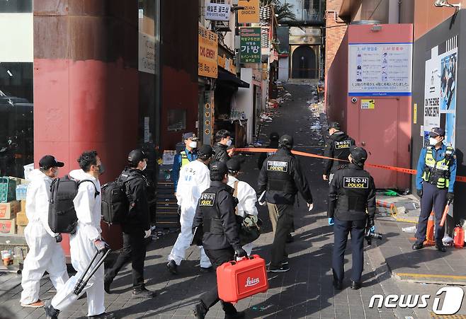 31일 오후 서울 용산구 이태원 핼러윈 압사 참사 현장에서 국립과학수사연구원과 경찰 등 수사관들이 현장감식을 위해 이동하고 있다. 2022.10.31/뉴스1 ⓒ News1 구윤성 기자