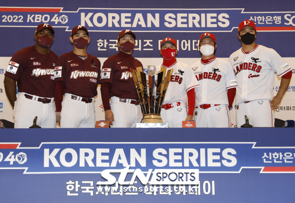 31일 인천 문학종합경기장 그랜드 오스티엄에서 열린 2022 KBO 한국시리즈 미디어데이에서 키움 히어로즈, SSG 랜더스 감독과 선수들이 모든 순서를 마친 후 트로피와 기념촬영하고 있다. 왼쪽부터 키움 푸이그, 이정후, 홍원기 감독, SSG 김원형 감독, 최정, 한유섬. 사진｜뉴시스