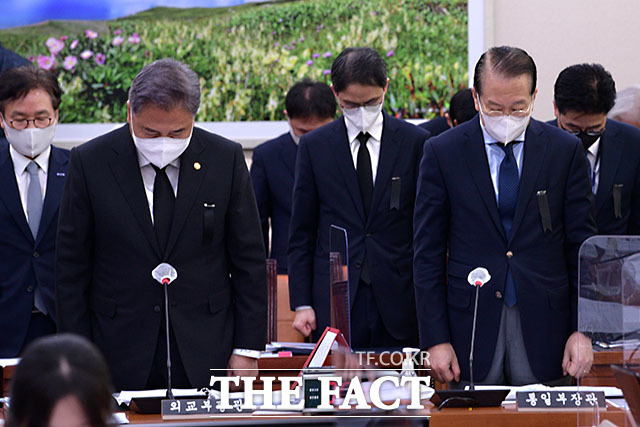 이날 회의에 출석한 박진 외교부 장관(왼쪽)과 권영세 통일부 장관이 참사 희생자를 위해 묵념하고 있다.