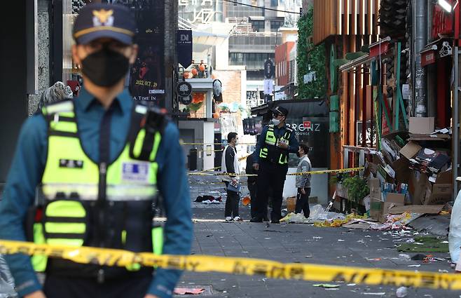 30일 오후 서울 용산구 이태원 압사 사고 현장에서 경찰 관계자들이 현장조사를 하고 있다. /뉴스1