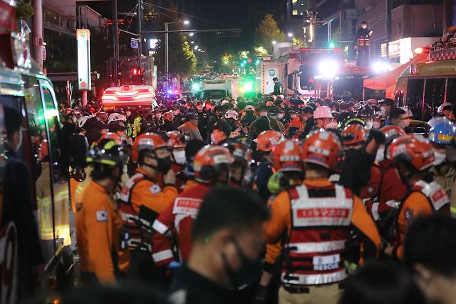 사고가 발생한 서울 용산구 이태원 사고현장에서 소방구급 대원들이 현장을 수습하고 있다./뉴스1