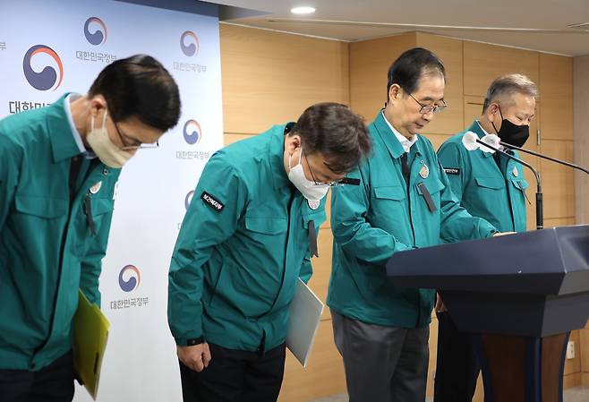 한덕수 국무총리가 30일 정부서울청사 브리핑실에서 '이태원 압사 참사'와 관련 브리핑을 마치고 관계 부처 장관들과 인사하고 있다. /연합뉴스