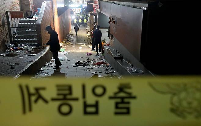 서울 용산구 이태원동 참사 현장에서 경찰 관계자들이 현장을 수습하고 있는 모습. /뉴스1