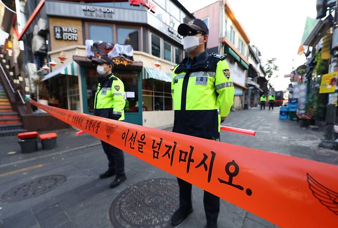 31일 오전 경찰 관계자들이 서울 용산구 이태원 세계음식문화거리 출입을 통제하고 있다. /연합뉴스