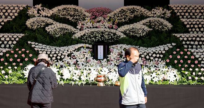 31일 서울 중구 서울광장에 마련된 이태원 참사 사망자를 위한 합동분향소를 찾은 시민들이 헌화하고 있다. /뉴스1