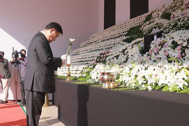 정진석 국민의힘 비상대책위원장이 31일 오전 서울광장 합동분향소를 찾아 이태원 참사 희생자들을 조문하고 있다. /뉴스1