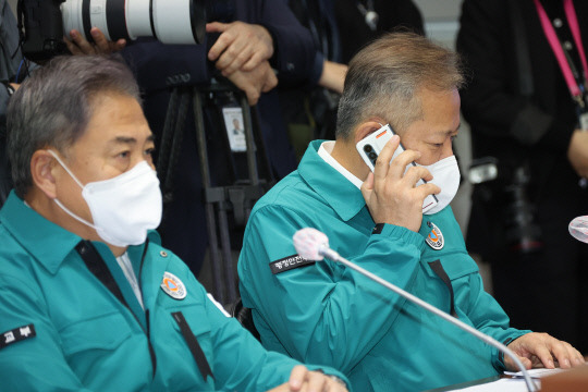 이상민 행정안전부 장관이 31일 정부서울청사 중앙재난안전대책본부 상황실에서 열린 '이태원 압사 참사' 관련 중대본 회의에 참석한 모습. 사진=연합뉴스