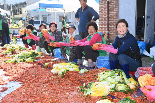 음성군 생극면 새마을지도자협의회(회장 여학현)·부녀회(회장 서상숙)는 지난 29일부터 31일까지 생극면행정복지센터 광장에서 '사랑의 김장 담그기' 행사를 가졌다.     사진=음성군 제공