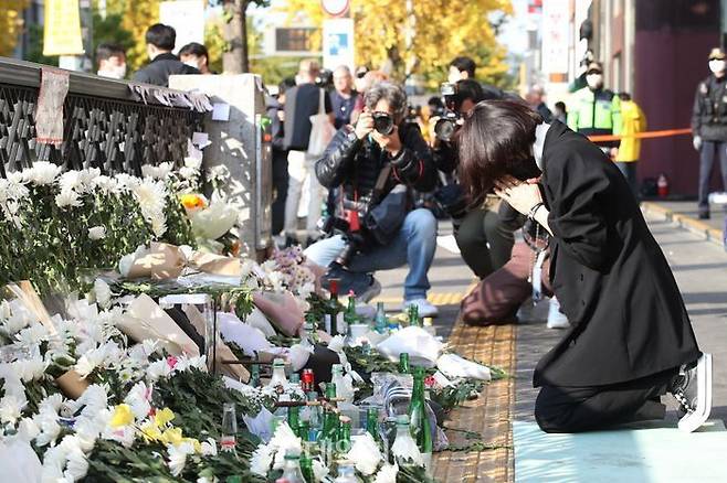 지난 29일 밤 서울 용산구 이태원 일대에서 발생한 대규모 압사사고 사망자들을 기리는 국화꽃들이 이태원역 옆에 놓여힜다. ⓒ데일리안 김민호 기자