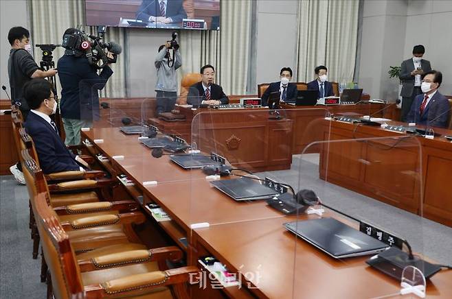 국회 운영위원장을 맡고 있는 주호영 국민의힘 원내대표와 여야 간사인 송언석 국민의힘 원내수석부대표, 진성준 더불어민주당 원내수석부대표가 국회본청 운영위원회 회의실에 모여 있다(자료사진). ⓒ데일리안 홍금표 기자