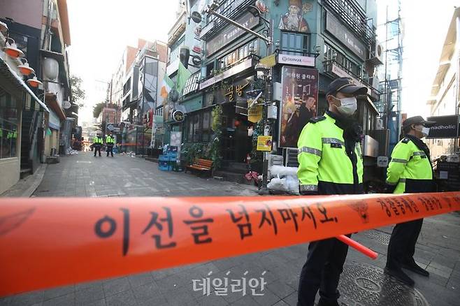 31일 대규모 압사 참사가 일어난 서울 용산구 이태원에서 경찰들이 도로를 통제하고 있다. ⓒ데일리안 김민호 기자