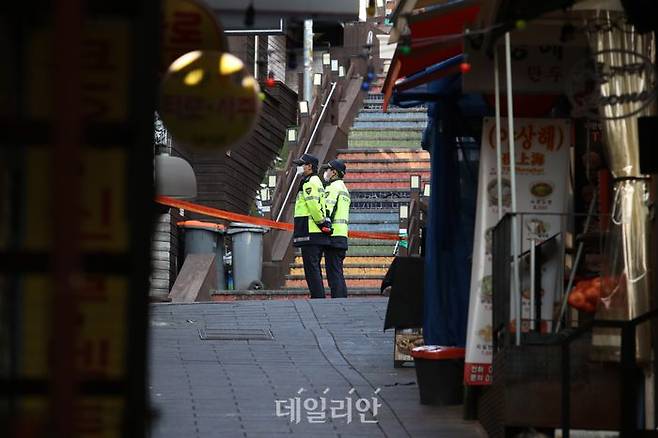 31일 대규모 압사 참사가 일어난 서울 용산구 이태원에서 경찰들이 도로를 통제하고 있다. ⓒ데일리안 김민호 기자