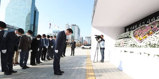 시청 합동분향소에서 조문을 진행 중인 최대호 안양시장 ⓒ 안양시