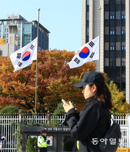 윤석열 대통령이 30일 ‘이태원 압사 참사’와 관련해 국가애도기간으로 정하고 모든 정부 부처와 관공서에 조기 게양을 지시했다. 이날 오전 서울 광화문 정부서울청사에도 조기가 게양됐다.  전영한기자 scoopjyh@donga.com