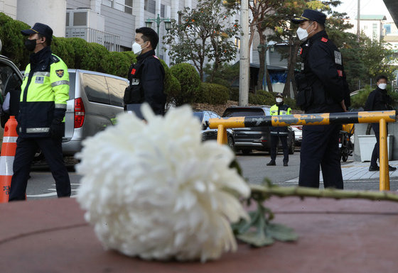 이태원 핼러윈 압사 참사로 사망자가 최소 154명이 발생한 가운데 31일 서울 용산구 순천향대학교서울병원 장례식장에 국화꽃 한 송이가 놓여 있다. 사상자는 순천향대병원과 국립중앙의료원 등 서울 전역의 병원으로 이송됐으며 정부는 사고 경위를 파악 중이다. 2022.10.31/뉴스1