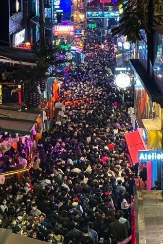 29일 밤 대규모 압사 사고가 발생한 서울 용산구 이태원의 모습. 뉴스1/인터넷 갈무리