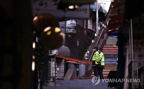 31일 오전 경찰 관계자들이 서울 용산구 이태원 세계음식문화거리 출입을 통제하고 있다.   연합뉴스