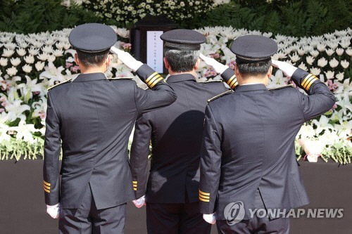 윤희근 경찰청장이 31일 서울광장에 마련된 이태원 사고 사망자 합동분향소를 방문해 조문하고 있다. 연합뉴스