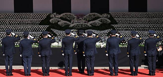 윤희근 경찰청장을 비롯한 관계자들이 31일 서울광장에 마련된 이태원 사고 사망자 합동분향소를 찾아 조문 후 경례하고 있다.