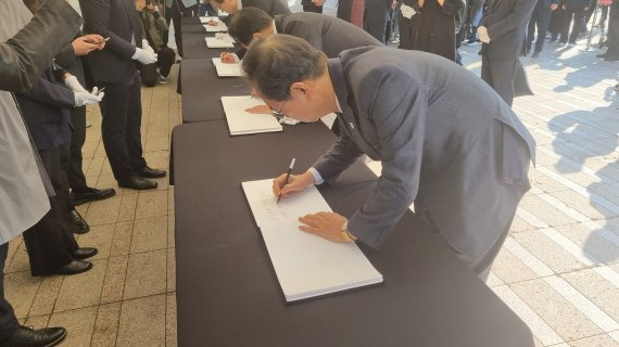 한덕수 국무총리(오른쪽)과 오세훈 서울시장이 서울광장에 마련된 이태원 사고 합동분향소를 찾아 조문한 뒤 방명록을 작성하고 있다. / 사진=최재성 기자