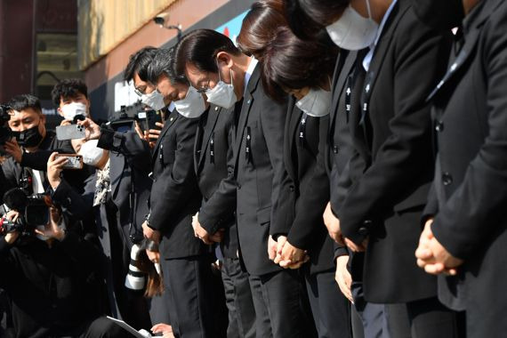 이재명 더불어민주당 대표가 31일 오전 서울 용산구 이태원역 1번 출구 앞에 마련된 `핼러원 인파` 압사 사고 희생자 추모 공간을 찾아 애도하고 있다. 사진=서동일 기자