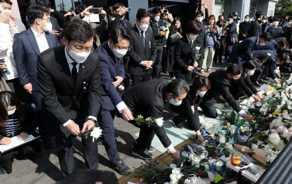 이재명 대표를 비롯한 더불어민주당 의원들이 31일 오전 서울 용산구 이태원역 1번출구에 마련된 이태원 핼러윈 압사 참사 사고 희생자 추모공간에서 헌화하고 있다. 사진=서동일 기자