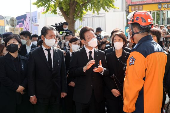 더불어민주당 이재명 대표가 31일 오전 서울 용산구 이태원 압사 참사 현장을 찾아 최성범 용산소방서장으로 부터 브리핑을 받으며 사고에 관해 질문하고 있다. 사진=서동일 기자