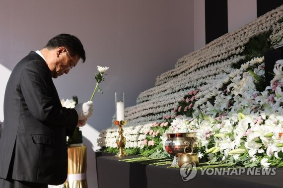 국민의힘 정진석 비상대책위원장이 31일 서울시청 광장에 마련된 정부합동분향소를 방문해 헌화하고 있다. 연합뉴스.