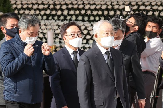 손경식 한국경영자총협회 회장(오른쪽 첫번째)이 31일 서울광장에 마련된 이태원 사고 사망자 합동분향소에서 조문한 뒤 이동하고 있다. 연합뉴스