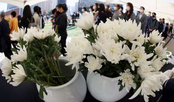 31일 서울 중구 서울광장에 마련된 이태원 사고 사망자 합동분향소에서 시민들이 추모하고 있다. 사진=박범준 기자