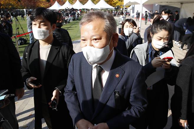 이상민 행정안전부 장관이 31일 오전 서울광장에 마련된 이태원 참사 사망자 합동분향소에서 조문을 마친 다음 발걸음을 옮기고 있다. 김혜윤 기자 unique@hani.co.kr