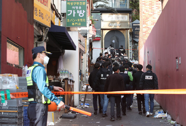 31일 오후 국립과학수사연구원 및 경찰 관계자 등이 현장감식을 위해 서울 용산구 이태원 압사 참사 사고현장으로 들어가고 있다. 공동취재사진