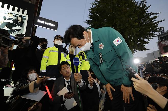 ‘이태원 참사’ 발생 하루만에 유럽출장을 중단하고 급히 귀국한 오세훈 서울시장이 10월30일 오후 서울 용산구 이태원동 해밀톤호텔 인근 참사현장에서 희생자들을 추모하고 있다. 김명진 기자 littleprince@hani.co.kr