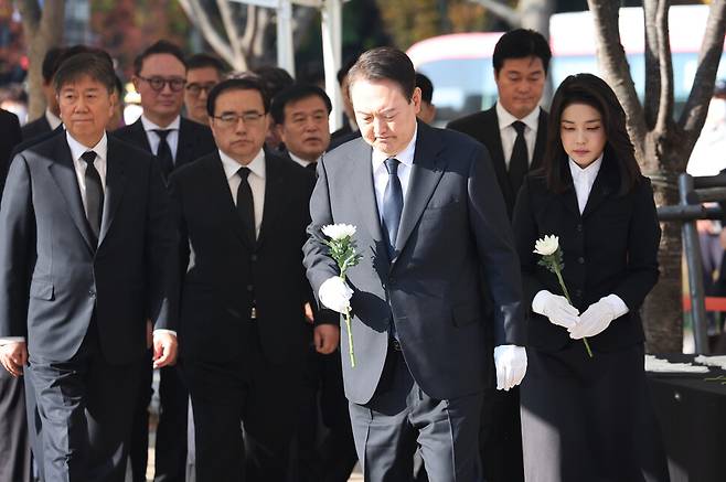 윤석열 대통령과 김건희 여사가 31일 오전 서울광장에 마련된 이태원 사고 사망자 합동분향소를 방문, 조문을 위해 이동하고 있다. 연합뉴스