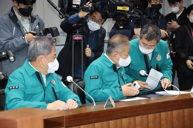 이상민 행정안전부 장관이 31일 정부서울청사 중앙재난안전대책본부 상황실에서 열린 '이태원 압사 참사' 관련 중대본 회의에 참석해 관계자와 대화하고 있다. 연합뉴스