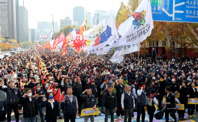 한국노총과 민주노총 조합원들이 29일 서울 중구 세종대로에서 10·29 공공노동자 총력결의대회를 열고 윤석열 정부의 민간·시장 주도의 경제정책을 규탄하고 있다. 뉴스1